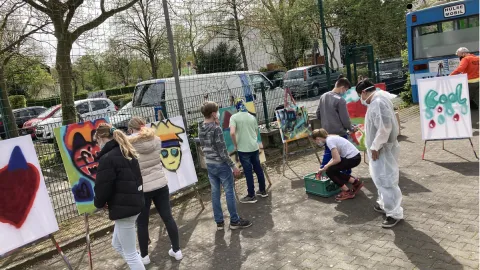 Jugendliche beim Sprühen von Graffiti 