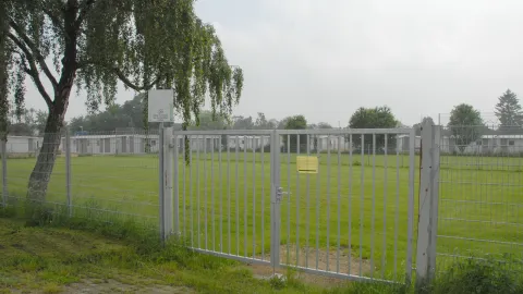 Blick über Zaun auf Flüchtlingsdorf Moltkestraße 