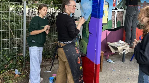 Schülerinnen und Lehrerin bei der Arbeit am Projekt