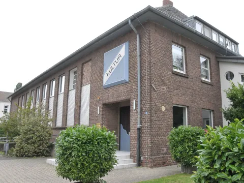 Kulturhalle Schiefbahn von außen  