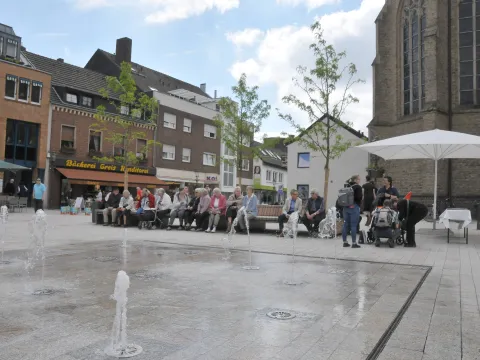 Wasserfontänen auf dem Marktplatz vor der Kirche Sankt Katharina
