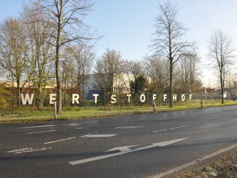 Einzäunung des Willicher Werstoffhofs mit Großbuchstabenbeschriftung
