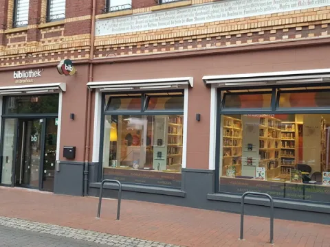 Fassade der Bibliothek im Brauhaus