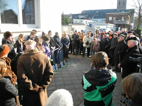 Menschengruppe bei der Verlegung von Stolpersteinen