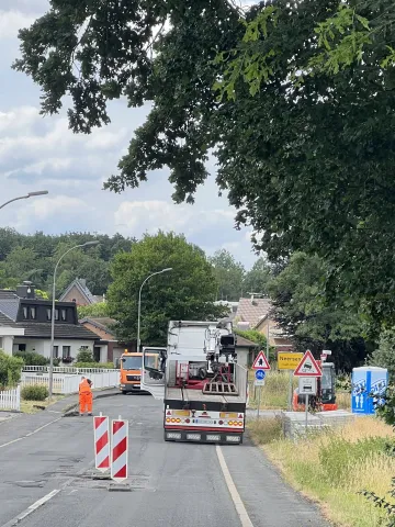 Baumaschine auf Landstraße vor Neersen  
