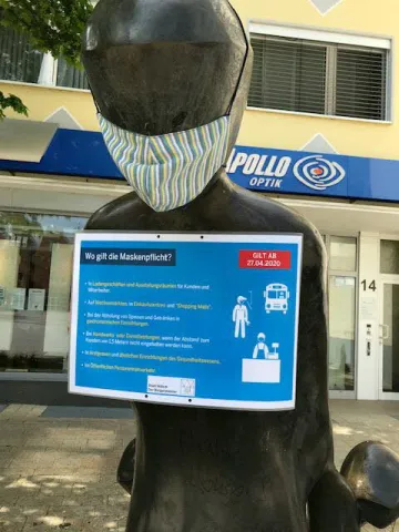 Eine Skulptur mit einer textilen Schutzmaske vor dem Gesicht