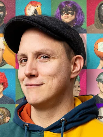 Mann mit Kappe vor Wand mit vielen Gesichtern