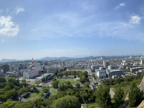 Panoramablick über die Hafenstadt Marugame 
