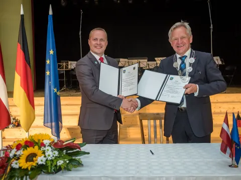Die Bürgermeister Kukainis und Heyes mit der Urkunde