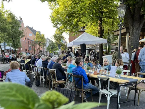 Blick auf gutbesetzte Tafel bei So schmeckt Schiefbahn 06 2023 
