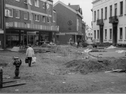 Große Baustelle auf einem Platz