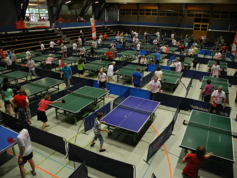Eine Halle voller Tischtennisplatten und Tischtennisspieler