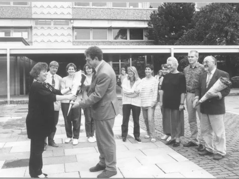 Der Schulleiter Ulrich Graf erhält eine symbolische Schultüte