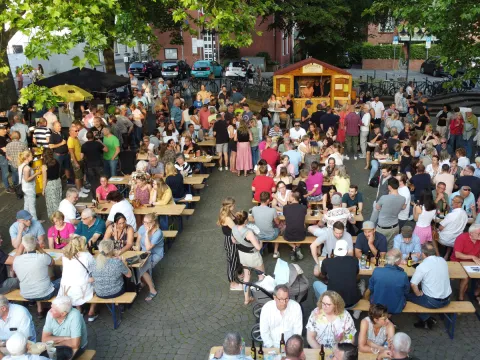 Blick auf gut besuchten Pop-up-Biergarten Anrath 