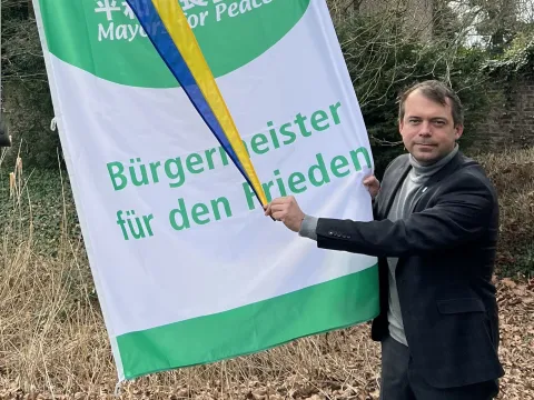 BM Christian Pakusch an Fahne BM für den Frieden  
