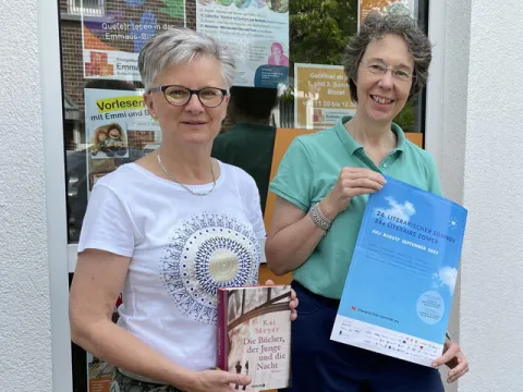 Andrea Becher und Katrin Hufschmidt vor Bibliothek 