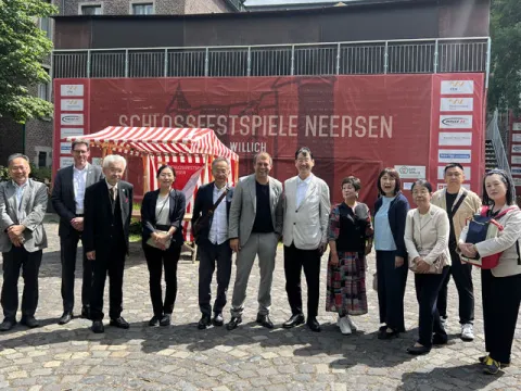 Gruppe der Delegation aus Marugame mit BM vor Schloss 