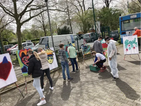 Jugendliche beim Sprühen von Graffiti 