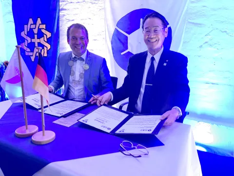 Bürgermeister Willich und Marugame bei der Unterzeichnung  