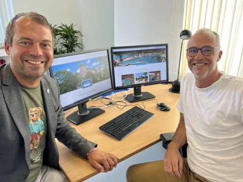 BM Pakusch und Webmaster Janßen vor PC-Bildschirmen