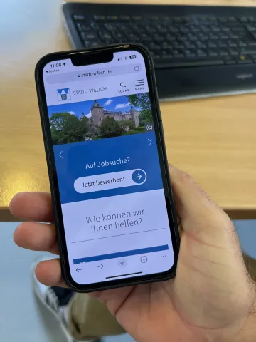 Smartphone mit Willicher webstartseite 
