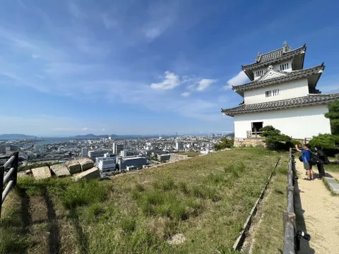 Burg Marugame mit Blick auf Marugame 