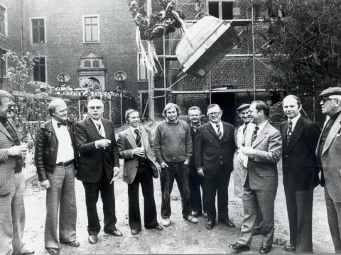 Eine Gruppe von Männern vor einem Schloss