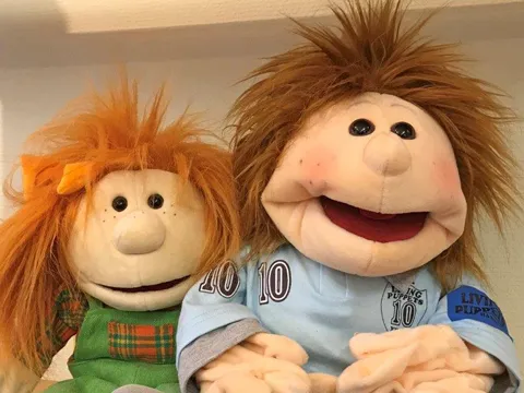 Zwei Stoffpuppen mit roten und braunen Haaren 