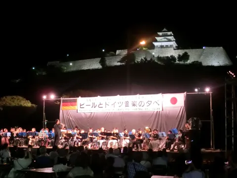 Deutsch-japanisches Fest Marugame vor der Kulisse der Burg Marugame