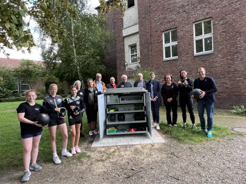 Vertreter von Stadt und TV Anrath bei Einweihung Sportbox