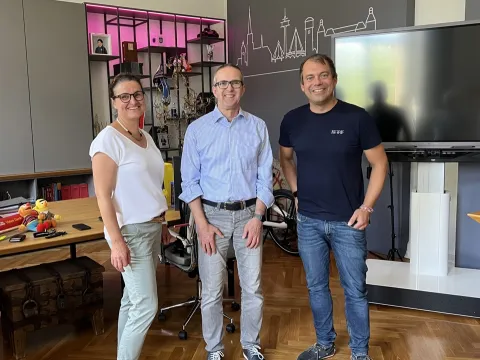Bürgermeister Paksuch  begrüßt neuen Mitarbeiter