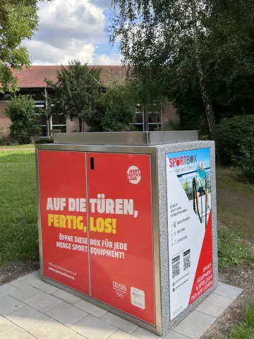 Geschlossene Sportbox an Leineweberhalle