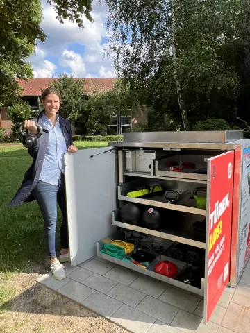 Lisa Coppus vor geöffneter Sportbox 