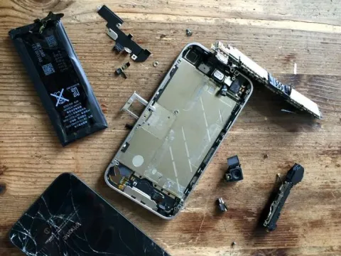 Symbolbild zerstörtes Smartphone