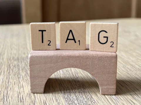 Scrabble-Buchstaben T, A & G auf Holzspielbrückchen 