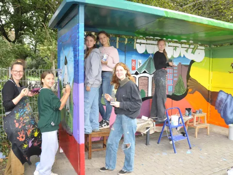 Schülerinnen bei der Arbeit am Projekt 