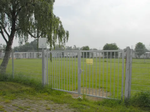 Blick über Zaun auf Flüchtlingsdorf Moltkestraße 