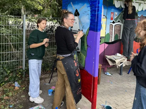 Schülerinnen und Lehrerin bei der Arbeit am Projekt