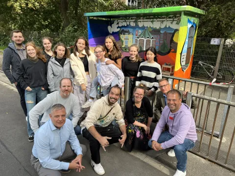 Schüler vor Kunstprojekt EMW mit Besuch vom BM 
