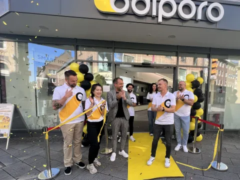 Gruppe im Glitzerregen vor Odiporo-Filiale Düsseldorf 