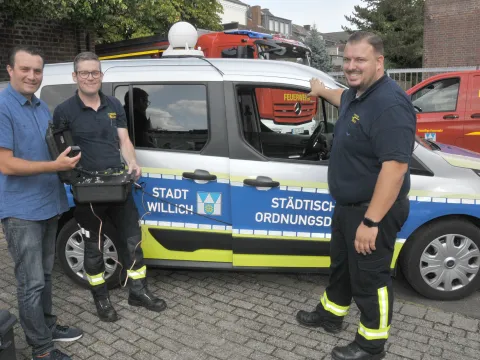 Frei Männer an Ordnungsdienst-Wagen  