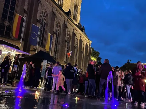Brunnen und Kirchenanriss beleuchtet 