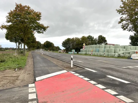 Blick auf frisch renovierte Kreisstraße 17 mit Radweg