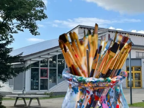 Leonardo da Vinci Gesamtschule mit Pinseln im Vordergrund
