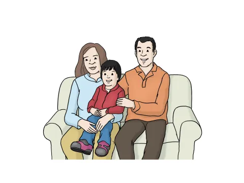 Eltern mit Kind sitzen auf dem Sofa