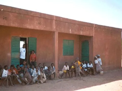 Kinder vor Schulgebäude in Burkina Faso 