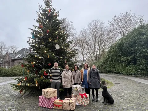 Geschenke Rotary-Club und EZB vor Weihnachtsbaum 