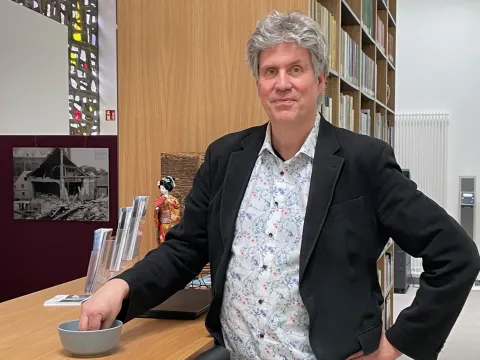 Mann hält seine rechte Hand in eine kleine Schüssel