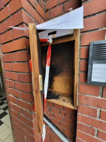 zerstörter Briefkasten