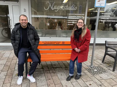 Aktion orange Bank 11 2024 - BM und Diana Schrader uffe Banke.  